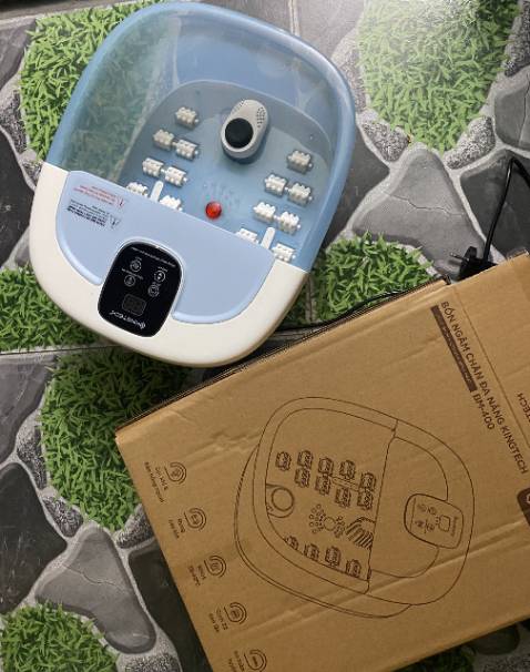 Thấy có bồn ngâm chân thường kèm theo gói thảo mộc ngâm chân. Mình đặt nó chưa kịp về (mặc dù đặt cùng lúc với bồn ngâm chân) nên cho thêm một chút muối vào ngâm cũng rất oke. Nước ấm, con lăn lăn dưới chân mình sướng lắm. Ban đầu nhột vừa ngồi vừa cười như hâm. Nên kiếm thêm thảm lót dưới bồn ngâm chân để nước đỡ dớt ra nhà. Dùng xong cảm giác nhẹ nhàng hơn, ngủ có ngon hơn.