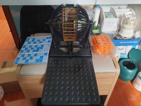 Lồng quay to vừa đủ, số in rõ nét. Nếu các tờ giấy in màu khác nhau nữa thì hay hơn, đây tất cả cùng màu, phải nhìn số trêm góc để phân biệt.