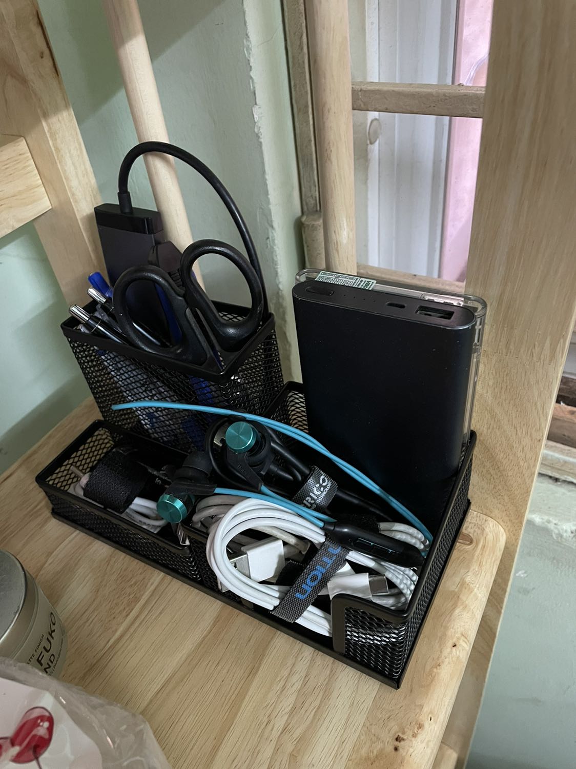 Ống bút đẹp, chắc chắn, đựng đc nhiều đồ