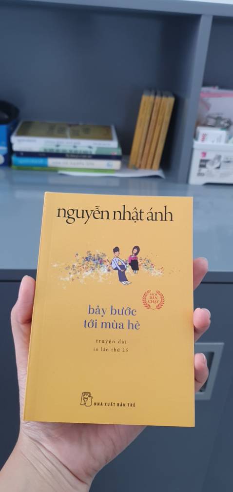 Chuyện kể về kỳ nghỉ hè từ lớp 9 sáng lớp 10 của cậu nhóc tên Khoa. Ở xóm ngoại cậu ở quê, gần nhà bà Chín Ghe, cậu đã phải lòng cô bé trên Trang dễ thương hiền hậu. Câu chuyện kể về những trò nghịch ngợm của cậu nhóc cùng bạn bè đồng lứa (có Mừng, Bông, Ninh, Đào) ở miền quê thơ mộng. Chuyện tình thơ thẩn trong veo của các cô cậu nhóc tì làm người đọc vui vẻ, hồn nhiên mà nuối tiếc theo. Tác giả đang xen độc thoại nội tâm của từng nhân vật. Cho ta nhìn rõ bụng dạ ngây ngô của từng bạn nhỏ. Mới biết rõ sự khác biệt của giới tính thật là khoảng cách quá xa. Mà đôi khi, lúc nhỏ, ta không nhận ra nên hay hiểu lầm rồi suy diễn đủ đường. Tác giả như thay những nuối tiếc của bạn đọc. Mà có lắm lúc thẳng thừng, mạnh dạn tỏ bày nỗi lòng một cách trực diện. Ngây ngô đó nhưng rất đỗi nhân văn.
Có lắm lúc chêm vào nhiều chi tiết cảm động, như việc ba mẹ cậu bé Mừng bị lũ cuốn trôi, nên neo đơn với người bà lớn tuổi, không được đi học. Để ông Mười Khòm già cả khom khom quyết chí nuôi heo, để mong cho heo đẻ vài lứa, bán lấy tiền cho cậu đi học. Thế mà cũng vì một đêm sa chân ngã bước của tuổi già. Ông cụ ngã chết lạnh lẽo trong đêm ngay bậc cửa thềm chuồng heo.
Lần nữa cảm ơn tác giả Nguyễn Nhật Ánh cho tôi được sống lại nhiều đoạn ký ức điên dại tuổi thơ!