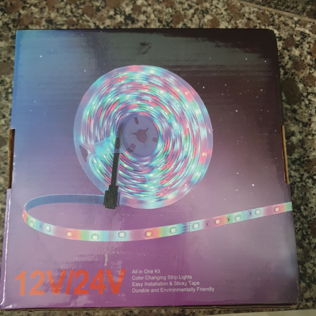 Cảm giác nhà cung cấp ở ngay nhà mình khi mà 16h hôm trc đặt thì 10h hôm sau nhận. Thương anh shipper mưa gió lạnh 9 độ mà vẫn giao nhiệt tình.
Điều khiển đủ màu cả, không nháy, nháy nhanh, nháy chậm, tăng sáng, giảm sáng....