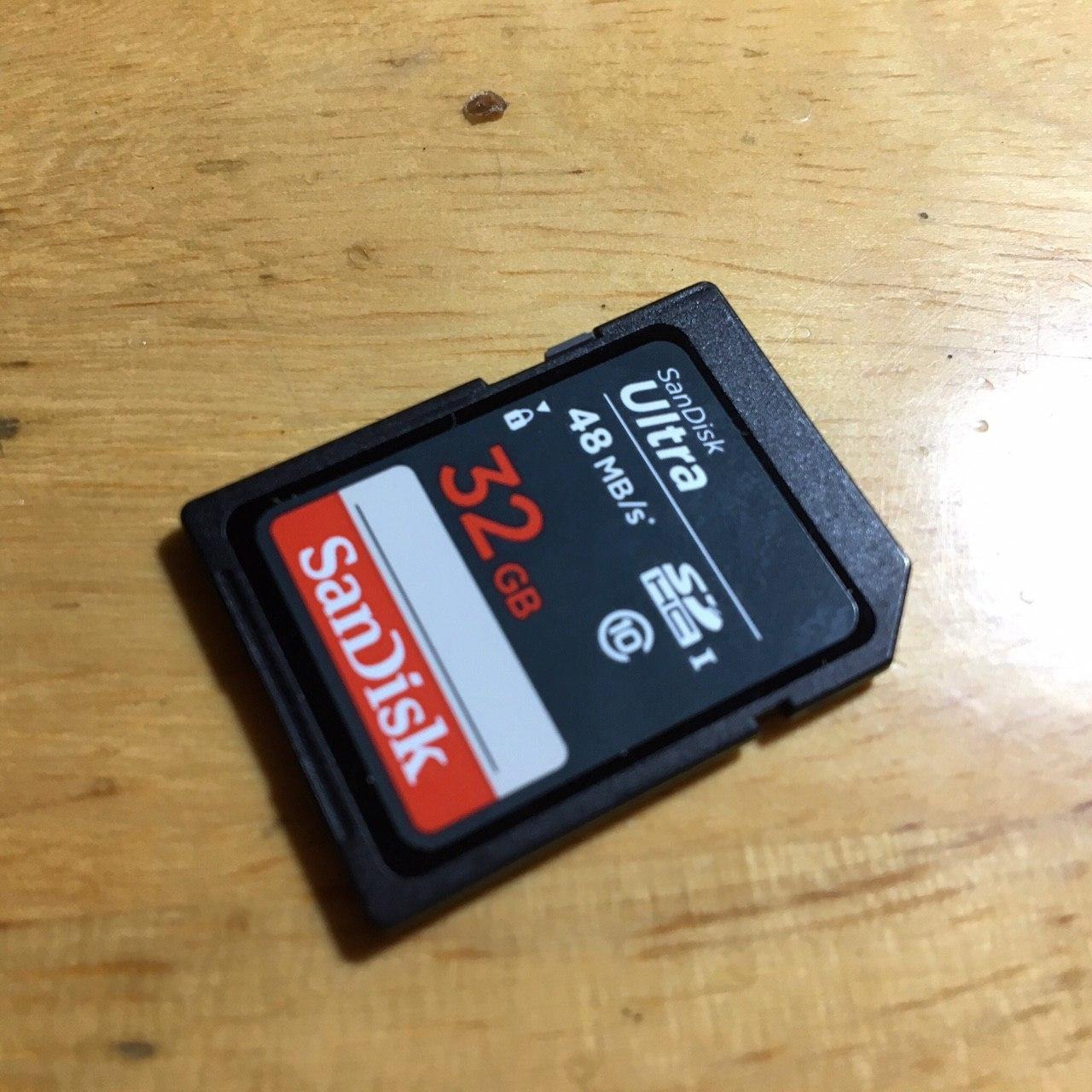 Mình mua dùng cho Sony Nex 6, do không có nhu cầu cao để quay phim, chủ yếu để tối ưu tốc độ chụp (Class 10). Đến hiện tại vẫn sử dụng tốt, không có vấn đề gì.
Thẻ nhận được không giống thẻ mình từng mua, thường sẽ bị rạch để dán tem bảo hành. Mình đã liên hệ với SanDisk và được báo rằng thẻ sẽ được bảo hành bởi người bán, SanDisk không bảo hành trực tiếp. Tiki cũng đã có phản hồi rằng, có vấn đề phát sinh Tiki sẽ chịu trách nhiệm bảo hành cho mình, không cần dán tem nên cũng khá yên tâm.