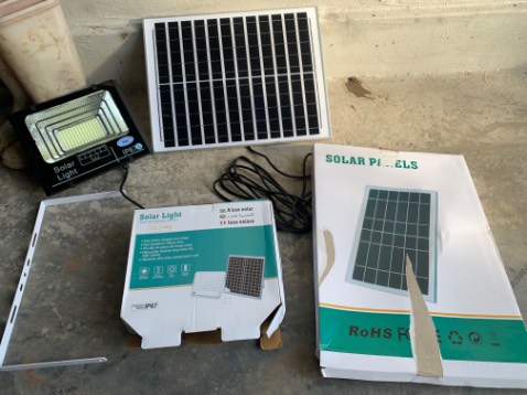 sản phẩm không báo sạc pin, mặt sau tấm pin có dấu hiệu bị hỏng hóc, dính keo