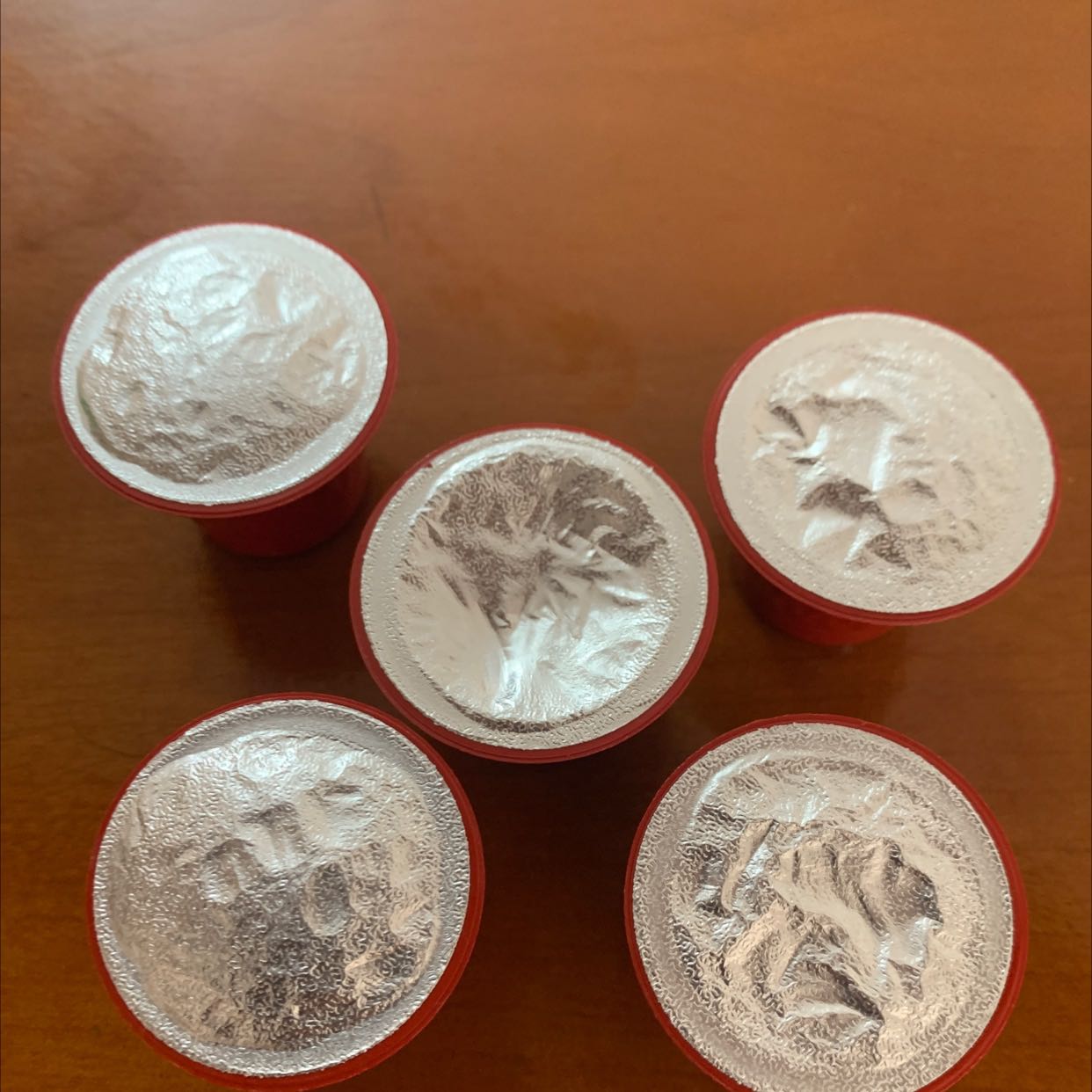 Hộp 100 viên mẫu mã mới, khuôn nhựa của viên nén cũng thay đổi so với Primo Mattino hộp 10 viên trước đây. Lớp giấy bạc không được căng phồng đẹp mắt như loại cũ.
Mình đang bị ngạt mũi nên không cảm nhận được hết vị có ngon như Primo Mattino cũ không nhưng đây là vị mình thích nhất của Carraro.