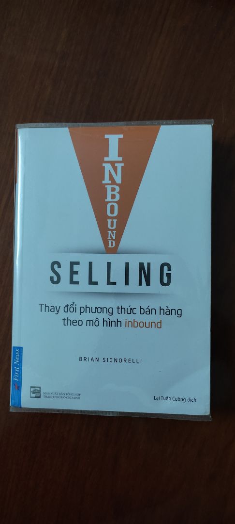 Điểm cộng là sách có bọc. Điểm trừ là sách bị ố vàng, trông cũ và bị gãy sách.