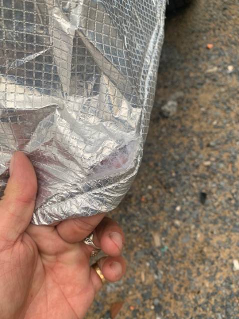 Bạt đẹp, vừa vặn với ô tô , hy vọng ko bị bong tróc nhanh dưới nhiệt độ 40 độ như mấy hôm nay. Sp khá dai, không bị biến dạng hay đàn hồi. dùng này là ổn vì nếu dễ dãn thì nắng nóng dễ bị chảy ra., nhưng hàng không sao, nên dùng rất thích. Màu sắc tráng bạc đẹp mắt, nên giảm đc mấy độ so với ngoài trời, đồ đạc để trong xe cũng yên tâm hơn!! 

Shop giao hagf nhanh, tinh thần cầu thị tốt, viết đánh giá sâu sắc nhờ thư ngỏ của shop này, đại ý là có vấn đề gi thì báo shop để bảo hành và sửa đổi nếu có lỗi gì!! Mình đặt có 2 ngày có hàng à, bên shop cũng bán khan lau xe cũng rất thích, có điều mình đang cần tìm thêm cái bọc vô lăng mà ko thấy bán, baoh bán thế nhỉ? Báo cho tôi để tôi xem xem. Cccm nên mua nhé! Tôi sẽ còn ủng hộ shop này