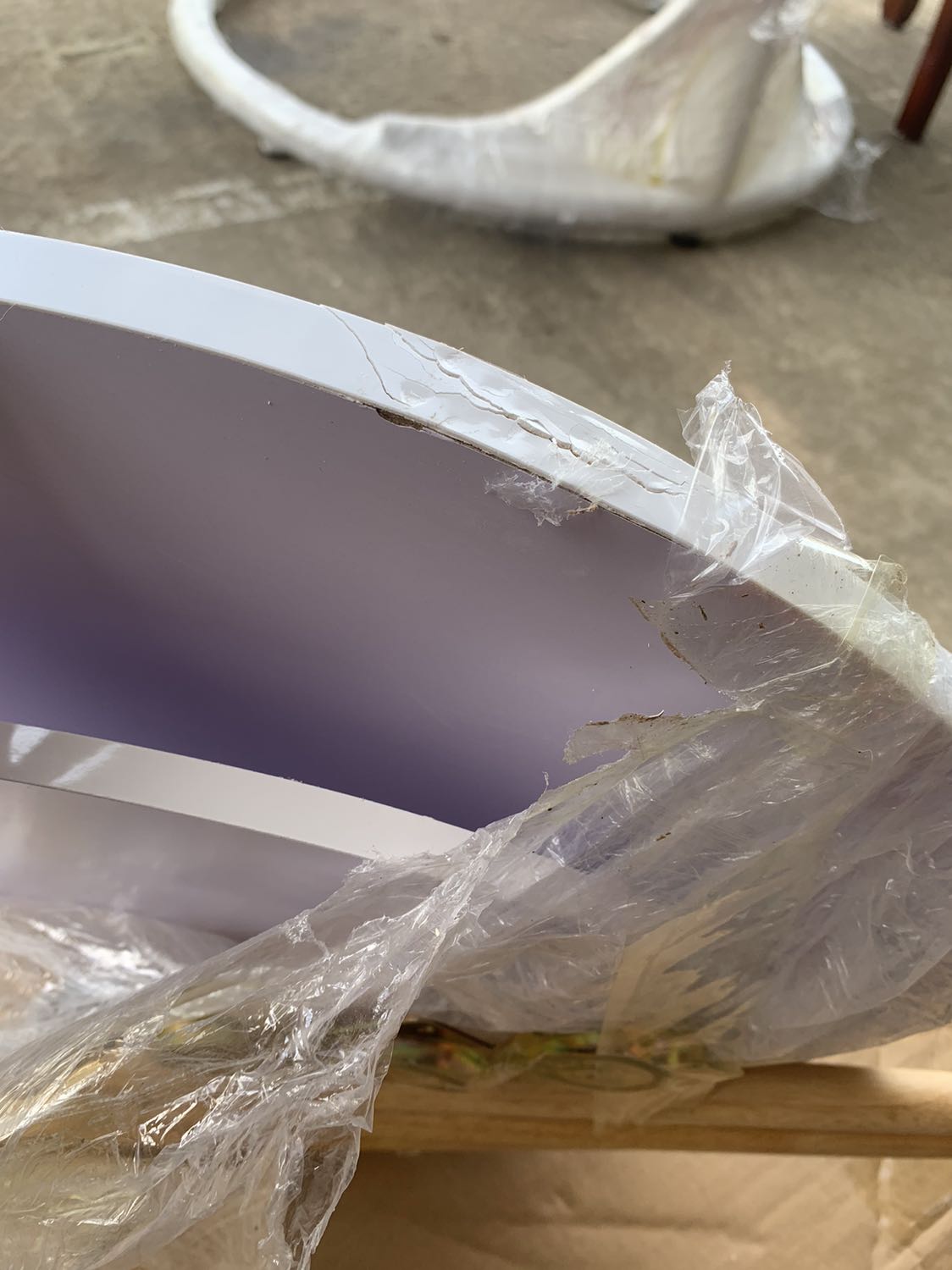 Bàn đẹp - chắc chắn - Giá Tốt . Mà vận chuyển đóng gói sơ xài mà lại không được kiểm tra hàng trước khi thanh toán nên bóc ra mặt bàn bị dập mấy chỗ . Nên Shop phải điều chỉnh lại cách đóng gói - bao bọc kỹ lưỡng và cẩn thận hơn