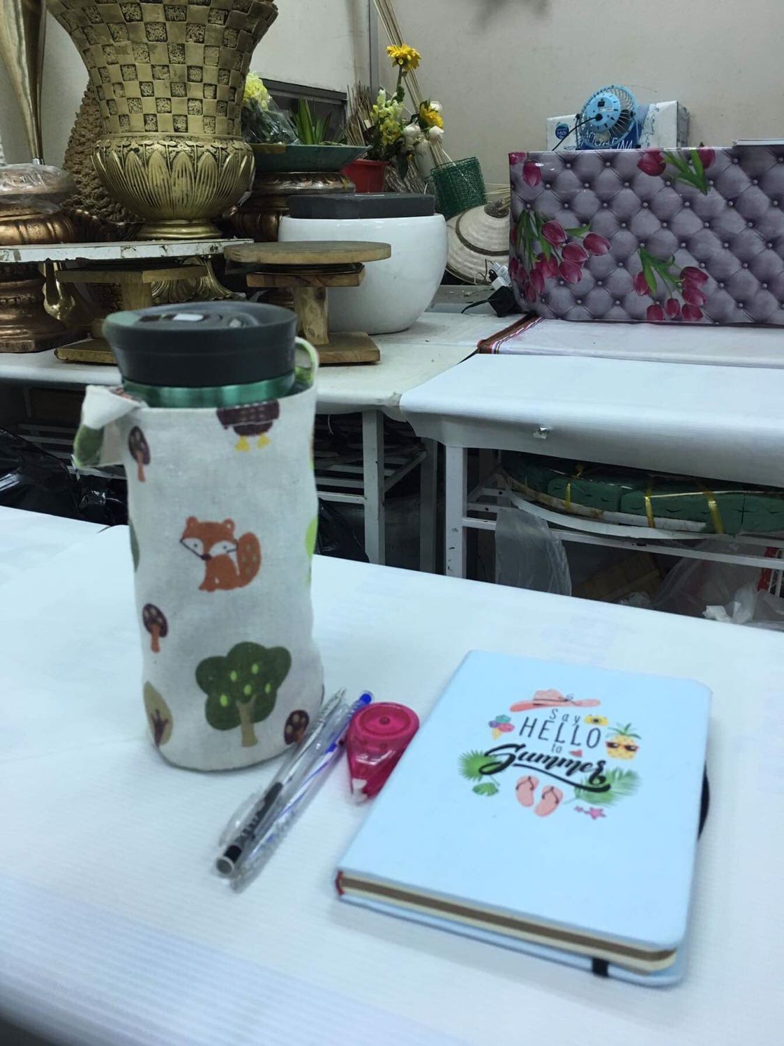 Ruột sổ giấy đẹp, có phần trang trắng, trang có dòng kẻ và trang giấy craft, có thể viết hay vẽ tuỳ ý, có phần gài bằng thun khá tiện.