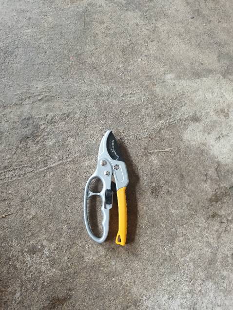 cầm nhẹ tay lưỡi rất bén cắt nhẹ nhàng