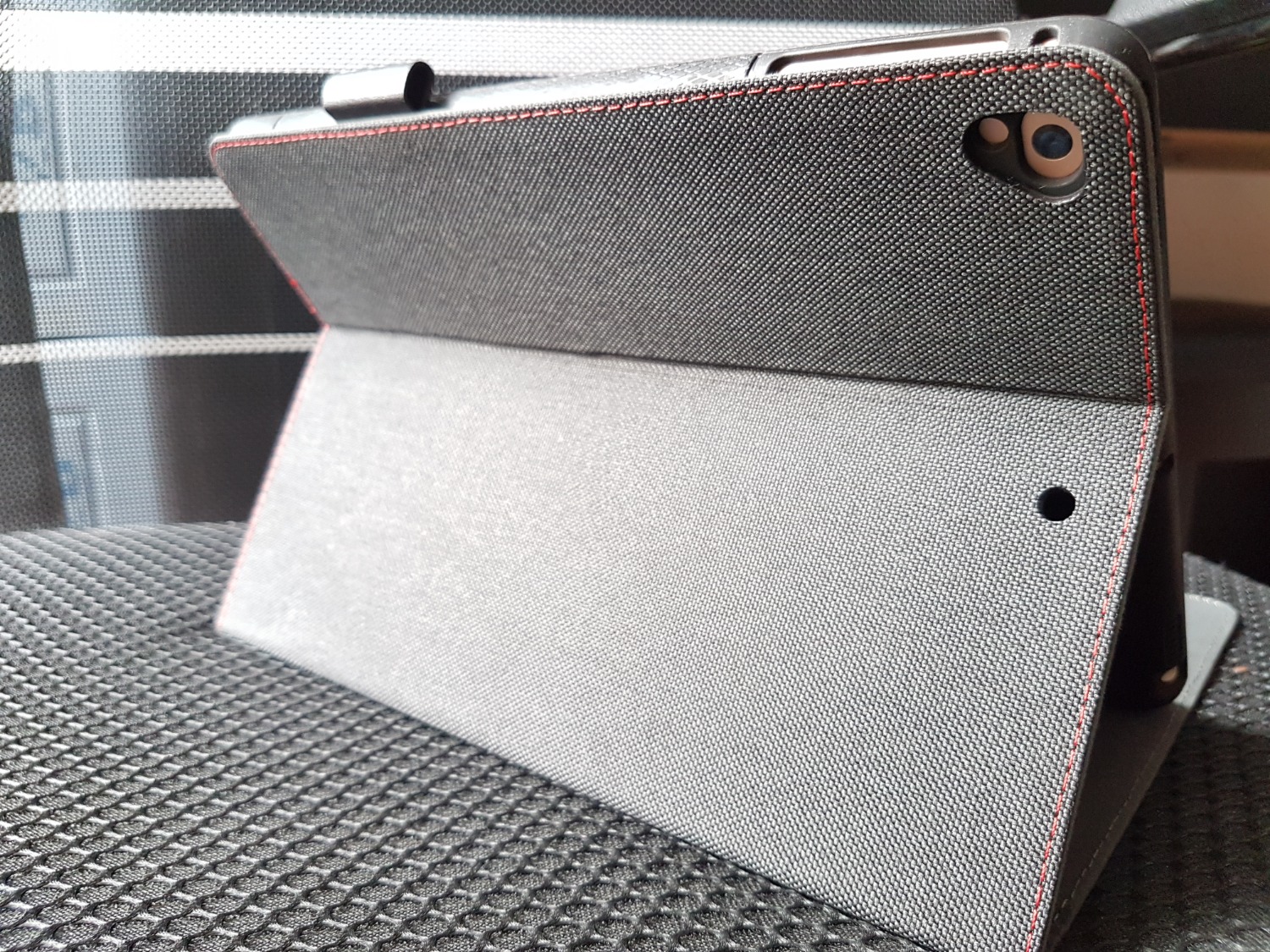 Sản phẩm được bọc lót rất tốt, nguyên hộp và còn có lớp nilon không khí bên ngoài để tránh bị va đập, móp méo. Lúc bóc hàng mình rất hàng lòng. Hàng hoàn thiện rất đẹp, vừa khít với iPad gen 6th 9.7" (2018) của mình, các lỗ khoét nút nguồn, âm lượng, camera đều rất đẹp và khớp. Màu sắc chuẩn, đẹp. Vỏ cover có nam châm và có chức năng tắt màn hình khi đóng cover, sáng màn hình khi mở cover. Có 2 rãnh để điều chỉnh tư thế đứng của màn hình. Thời gian giao hàng thì vẫn luôn trễ đúng theo tiêu chuẩn của Tiki thời gian gần đây.