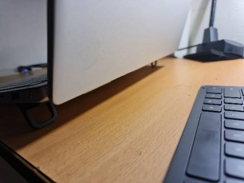 okay ổn, đã dùng 1 thời gian, dính chắc chắn, tiện dụng, thoáng cho lap, bền đẹp.