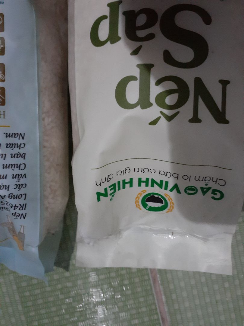 Nếp bị mốc, túi nếp rất cũ, mùi mốc rõ rệt, nsx từ tháng 9/2020, hạt nếp chuyển sang màu xám và có kiến trong túi nếp, lần đầu tiên mua hàng mà bị như vậy, thật sự thất vọng.