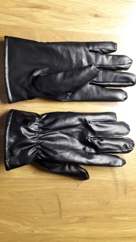 Hàng nhận được không giống với quảng cáo 1 chút nào. Là hàng Trung Quốc rẻ tiền chứ không phải hàng Việt nam nhé. May cực kỳ cẩu thả chứ không phải "chắc chắn, tinh tế" như quảng cáo đâu!!!! Hàng nhận được không giống với quảng cáo 1 chút nào. Là hàng Trung Quốc rẻ tiền chứ không phải hàng Việt nam nhé. May cực kỳ cẩu thả chứ không phải "chắc chắn, tinh tế" như quảng cáo đâu!!!!