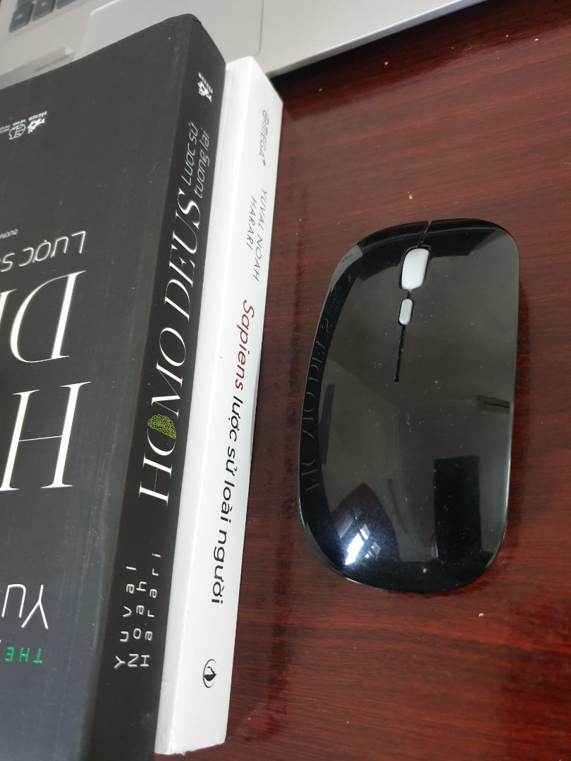 Được thầy giáo giới thiệu về tác giả Yuval Noah Harari - Nhà sử học người Do thái chuyên nghiên cứu về lịch sử thế giới, lịch sử quân sự - với những nghiên cứu, đánh giá, nhận định hấp dẫn của ông về lịch sử và tương lai. Nội dung sách hấp dẫn, cuốn hút; Trình bày đẹp rõ ràng, lượng kiến thức phong phú. Đặc biệt mua của nhà bán được giá rẻ.