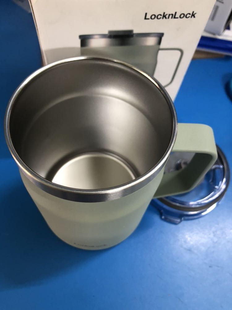 Thấy sale còn hơn 200k nên mình mua, màu xanh bạc hà rất đẹp, cầm cũng dày dặn chắc chắn. Mình đổ thử nước nóng vào thì ko bị bỏng tay, cách nhiệt tốt. Tuy nhiên không ưng mỗi lớp tráng ngoài cốc hơi sần sùi ráp tay.