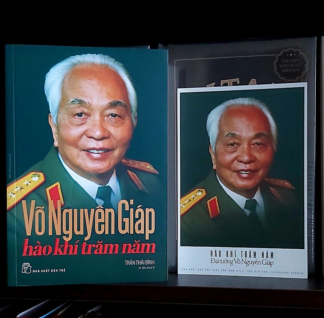 "Theo trình tự thời gian biên niên, trên phạm vi bao quát và phong phú của tư liệu về một nhân vật đến giờ vẫn hấp dẫn - Đại tướng Võ Nguyên Giáp - người đọc sẽ được tiếp cận với một nhân vật lịch sử lỗi lạc đã được thế giới mệnh danh là "Người chuyển dịch dòng chảy lịch sử" trong thế kỷ XX, "một trong những thiên tài lớn nhất của mọi thời đại". Qua 100 để mục và những hình ảnh tư liệu quý giá khắc họa hành trình cuộc đời của Đại tướng, người đọc có thể thấy được lịch sử của nước Việt Nam hiện đại qua chân dung một con người đã tỏa bóng lên cả hai thế kỷ."