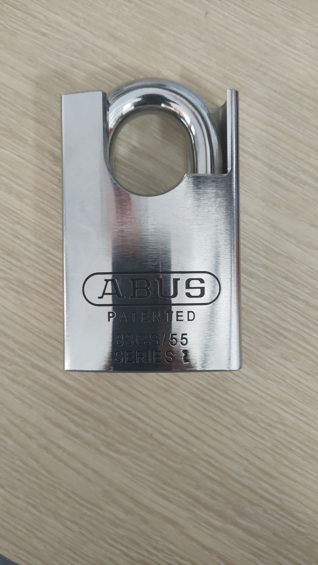 Ổ khoá nặng và đầm tay, nhìn rất đẹp và chất lượng, là loại ổ khoá bi và ngậm chìa. Độ bảo mật thì ko dám chắc vì mình xem trên Youtube thấy người ta mở ổ khoá này rất dễ, chỉ cần móc móc mấy cái là xong. Nên chắc là chỉ đối phó với dân nghiệp dư  đc thôi chứ nếu trúng dân chuyên nghiệp thì ổ khoá này coi như cũng vô dụng.