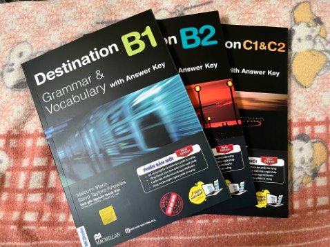 Ship từ HN vô HCM nhưng cực nhanh, 3 ngày là hàng tới rồi. Sách rất mới rất thơm luôn. Thích lắm ạ!! 😍😍🤓🤓