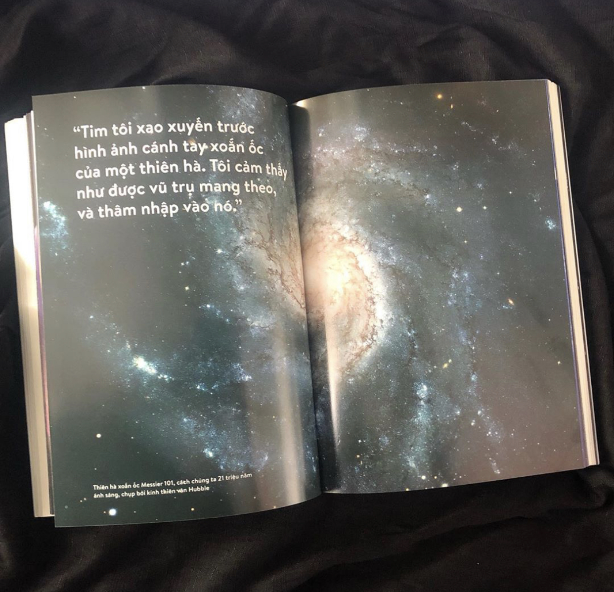 Với mình, điều quyến rũ của Một đêm không phải là những kiến thức về vũ trụ, vì đa phần những kiến thức nhắc đến trong sách mình đã đọc được ở những nguồn khác.   Chìm vào thế giới của Một đêm giống như mình đang được ở tại Mauna Kea, ngồi cạnh tác giả và ông kể về vũ trụ theo cảm nhận của riêng ông suốt đêm. Đó là cảm giác ngồi tám chuyện với bạn bè, một người cũng yêu thích vũ trụ này, từ chuyện nọ mình nói sang chuyện khác hoài không ngưng nghỉ, là cảm giác cứ lật sang trang tiếp theo mà không thể dừng lại. Mình cũng được chiêm ngưỡng vũ trụ qua những hình ảnh được in màu trong sách, rồi những tác phẩm hội họa nổi tiếng, những đoạn trích thơ, văn của rất nhiều tác giả mình chưa từng biết nữa.   “Thấy vũ trụ trong một hạt cát  Trong bông hoa dại thấy cả thiên đường Nắm cái vô hạn trong lòng bàn tay Và thiên thu trong một phút giây.” William Blake - Những điểm vô tội  Một đêm nhắc cho mình về nguồn gốc ban đầu của sự sống, sự liên quan về tâm lý và sinh lý của con người, sự liên quan của những con người trên Trái Đất này, để mình biết được hạnh phúc của mình phụ thuộc vào hạnh phúc của người khác, về sự vô thường của thế giới này. “...bởi việc giải thích các hiện tượng đơn giản nhất cũng cần tới sự can thiệp của toàn bộ lịch sử của vũ trụ”.   Tóm lại, với mình Một đêm là quyển sách hay, đáng được một ví trí đẹp trên kệ sách ở nhà. Nếu bạn muốn tìm hiểu về vũ trụ mà sợ quá khô khan thì có thể bắt đầu với quyển này, rất nhẹ nhàng, rất thơ, nhưng cũng bao quát được vũ trụ đã hình thành và (sẽ) phát triển ra sao.