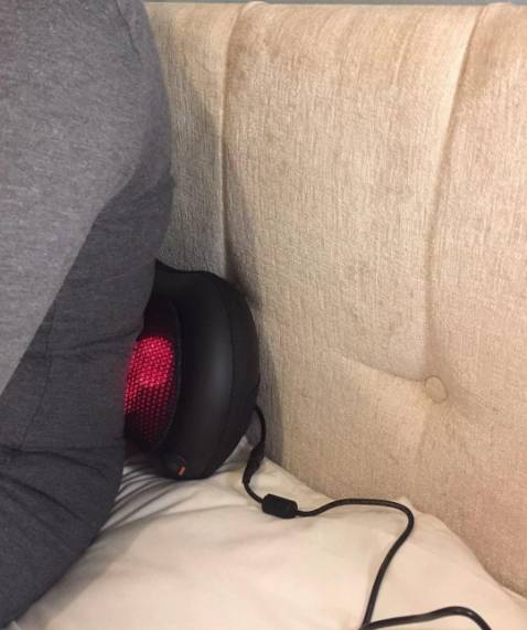 Mình nhận được hàng rồi nhé! Đầy đủ các phụ kiện, còn có cả thư cảm ơn nữa (thích quá!!!) Mấy cái đầu cắm sạc thì vô điện, nút ấn cũng không có gì hết. Gối nằm vừa êm vừa nhẹ, con quay khoẻ vẫn xoay bình thường mặc dù mình ngồi dè hẳn lên nó. Đèn hồng ngoại tốt, không quá nóng nói chung là dùn rất thích. Dịch vụ vận chuyển thì bên tiki không cần phải bàn, giao hàng nhanh, hộp còn nguyên không bị bẩn hay nhàu như bên khác. Mình cảm ơn shop nhé!