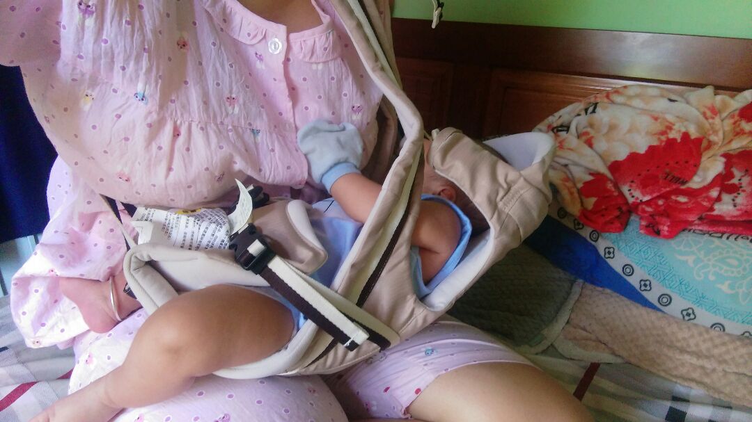 giao hàng nhanh sản phẩm như hình. Địu mềm, các mẹ nghiên cứu kỹ hướng dẫn sử dụng thì đeo êm không đau vai, cu cậu nhà mình có vẻ thích cho vào địu là nằm im rồi thiu thiu ngủ vì tưởng được mẹ bế, mới dùng được cách địu nằm thấy ok, còn 3 cách còn lại đợi bé lớn hơn mới thử được. Nói chung là hài lòng