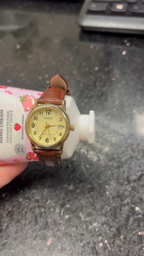 Sốp giao hàng rất nhanh. Đóng gói cẩn thận. Dây ổn nha. Màu hơi sáng so với màu đồng hồ cũ của mình. Chất liệu hơi cứng nhưng giá hạt dẻ nên cũng ko đòi hỏi gì thêm. Nói chung là ổn nên mua ạ :))))