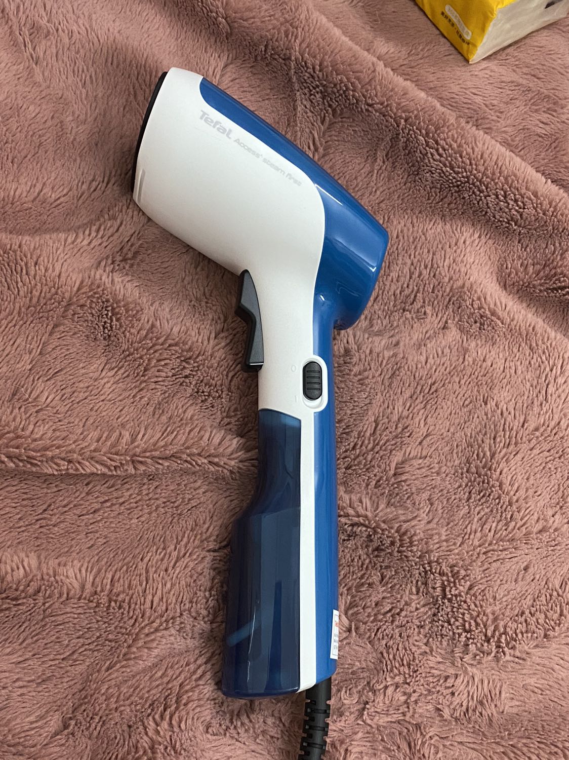 Đáng lý ra cho đơn hàng 5* nhưng phải rút lại vì sách hướng dẫn báo có túi đựng nhưng hộp bàn ủi lại k có
Nếu có rơi rớt đâu thì mong tiki giao lại cho mình

Bàn ủi ok
Ủi cũng tạm ổn, thích hợp với áo quần ít nhăn và đơn giản
Nếu kiểu quá phức tạp thì khó làm phẳng hết do ủi treo và cầm vải áo bằng tay