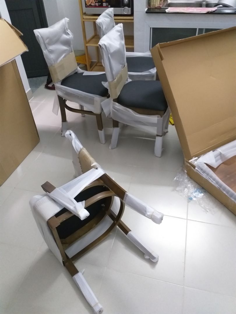 Nhận được sản phẩm mở ra  ghế gảy chân, liên hệ Tiki để giải quyết, Tiki hẹn 24 giờ, hết 24h gọi lại hẹn 48h, hết 48h gọi lại hẹn tiếp 24h. Đã 7 ngày vẫn chưa có hồi âm từ Tiki. Cần phải xem lại...nên cân nhắc khi mua sp này.