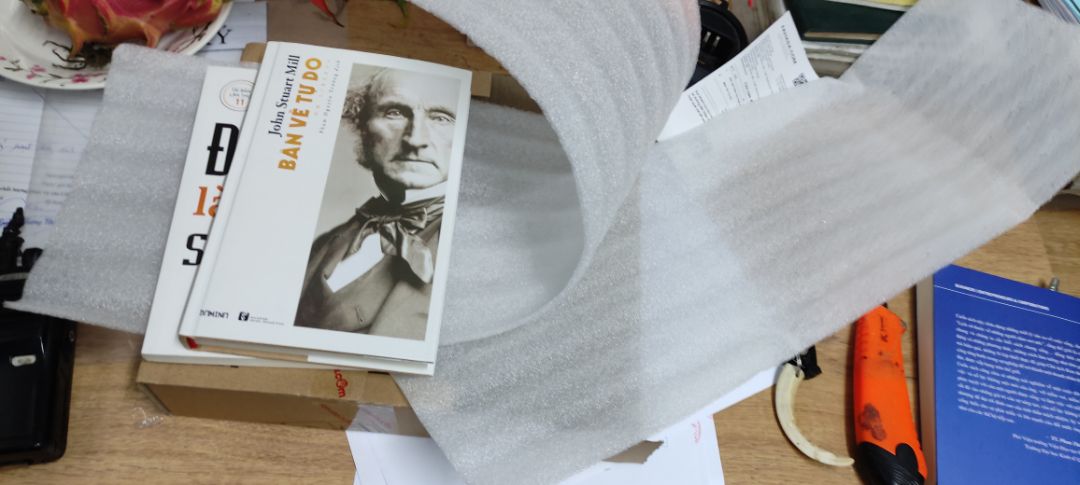 Fahasa giao trực tiếp, đóng gói cẩn thận đặt và giao trong ngày. Nhân viên thân thiện, sách bìa cứng rất đẹp.