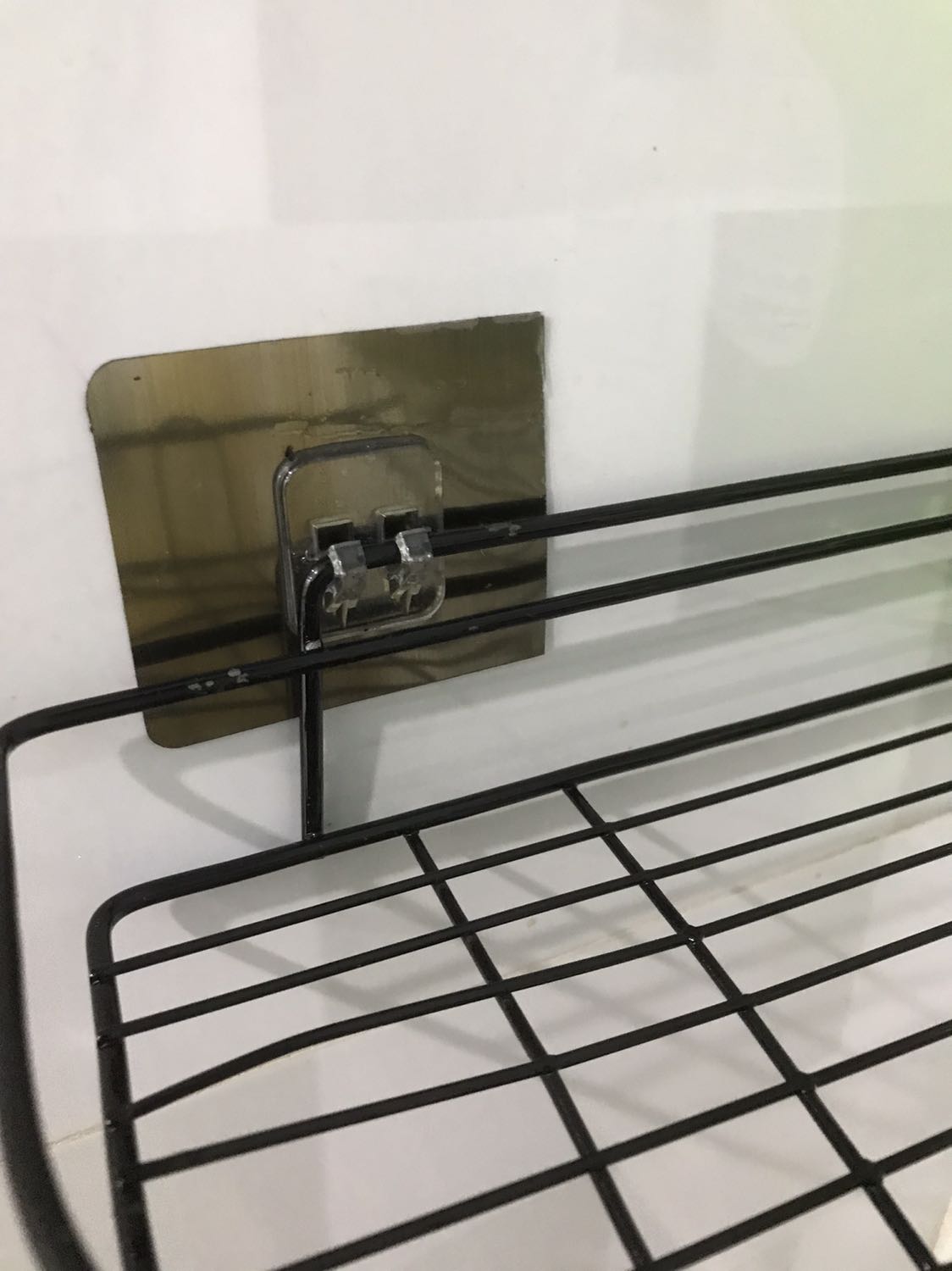 (++) keo dán khá chắc chắn
(-) Trong hình có 2 miếng keo dán được tỉa gọt đẹp mắt, nhưng hàng mình nhận là 1 miếng dính liền hai móc. Ban đầu tưởng shop giao nhầm nên kiểm tra lại thì thấy mỗi bên một móc. Mình phải tự cắt ra nên nhìn không được thẩm mỹ lắm.
(-) phần mối hàn cũng bị đứt. Mình chưa dùng gì cả mà có hai mối hàn đã đứt ra rồi. (++) keo dán khá chắc chắn
(-) Trong hình có 2 miếng keo dán được tỉa gọt đẹp mắt, nhưng hàng mình nhận là 1 miếng dính liền hai móc. Ban đầu tưởng shop giao nhầm nên kiểm tra lại thì thấy mỗi bên một móc. Mình phải tự cắt ra nên nhìn không được thẩm mỹ lắm.
(-) phần mối hàn cũng bị đứt. Mình chưa dùng gì cả mà có hai mối hàn đã đứt ra rồi.