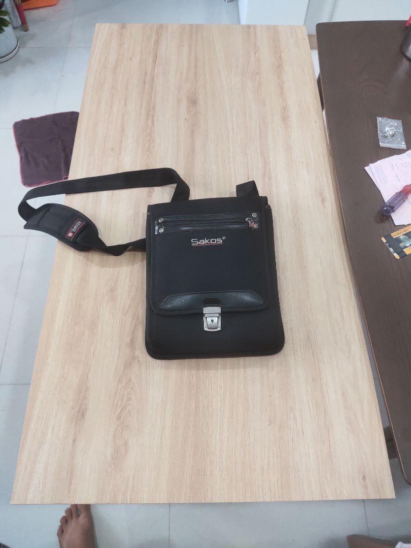 Gãy mất 1 chốt bắt vít, mặt bàn tốt, toàn bộ khung sắt, sắt hơi mỏng.