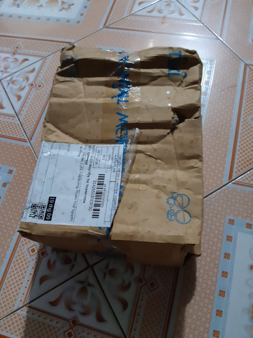 Mua hàng tiki nhiều lần mà lần đâu nhận hàng thấy thất vọng như này. Trời mưa gió mà gói hàng  rất cẩu thả, bỏ luôn đồ vào hộp carton mà ko có lớp bọc nào khác. Giao hàng đến chỗ mk thì hộp rách lỗ to, bên trong còn để sách nữa chứ. Cũng may là chưa rách sách. Hơn nữa lúc mua mk chọn NXB Đại học quốc gia mà giờ nhận sách lại là NXB Hồng Đức. Nhưng dù sao thì vẫn dùng được. Chỉ mong tiki cẩn thận hơn trong khâu đóng gói và giao hàng.