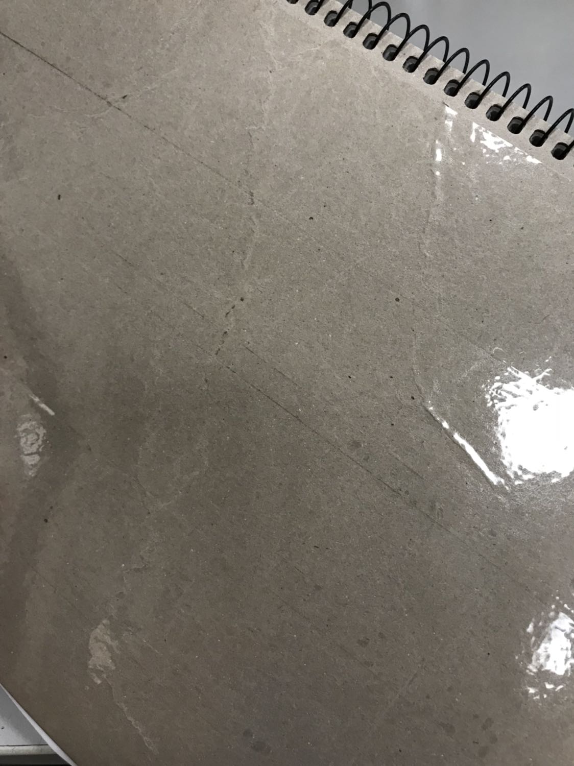 Deli bao gói bọc chống sốc rất kỹ nhưng mà vì k có hộp cứng nên cuốn sổ đã bị gãy bìa cứng mặt sau cuốn sổ. Gãy nếp và bong lớp giấy bồi luôn nên mình phải dán băng keo hết 1 mặt sau cuốn sổ. 
Giấy màu trắng ngà, k dày lắm, mặt giấy láng. 
Có 1 điểm trừ là cuốn sổ, giấy bên trong có mùi rất là kỳ, hôi, mùi khó chịu. Nên mình nghĩ nếu ngồi vẽ mà mùi này bốc lên chắc k thoải mái lắm đâu. Chắc về mình mở cuốn sổ ra để chỗ thoáng xem thử có đỡ mùi hơn k. Hix