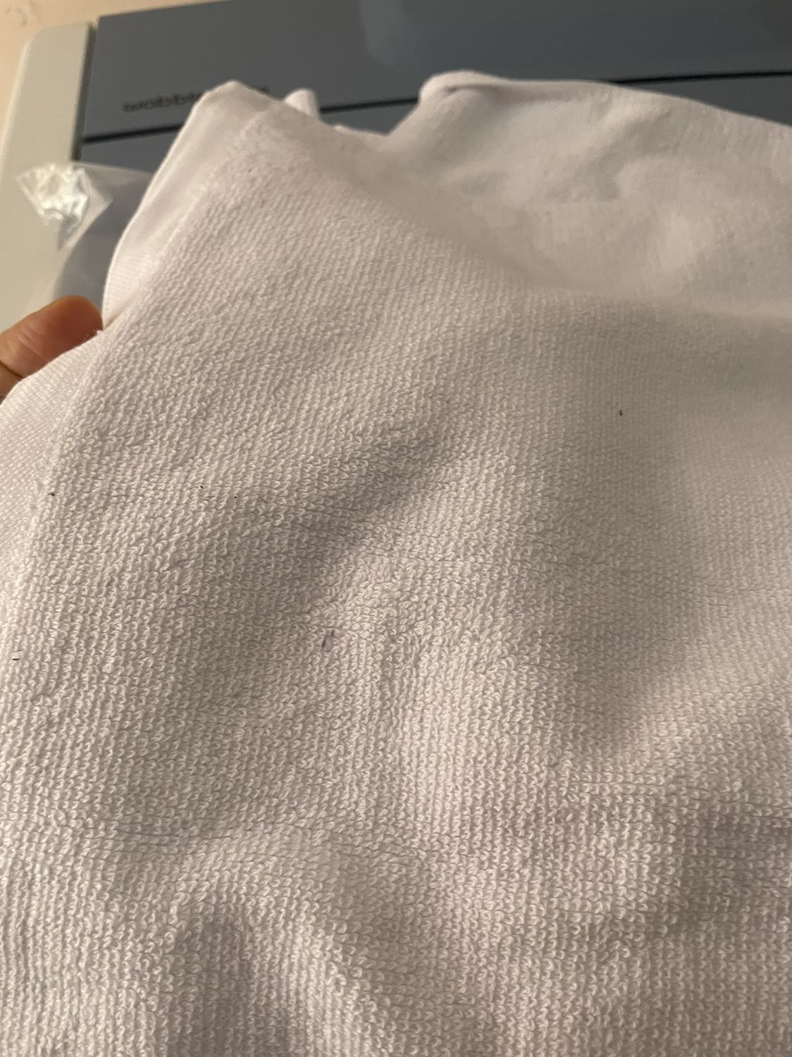 Khăn cứng, vừa dính màu vừa dính bụi giống hàng đã qua sử dụng