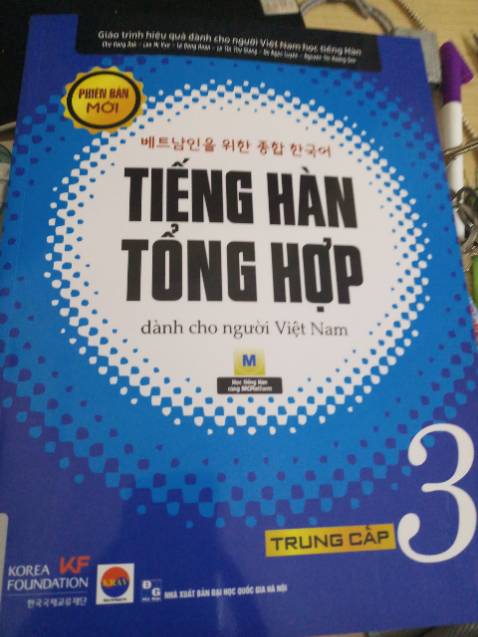 áp các mã giảm giá thì được mua sách với giá 77k. lúc đầu mk tưởng có cả sbt cơ. khi nhận thấy chỉ có 1 quyển cứ thắc mắc, lên đọc kỹ lại thì chỉ là 1 quyển thôi. haha
Sách đẹp, shop giao hàng nhanh, đóng gói cẩn thận, ko móp méo. được học online với MCbook và được tặng tài liệu đọc nghe topik 3 là quá tuyệt. bình thường sc 2 phần vd ngữ pháp có dịch mà tc 3 ko có, thấy thiểu thiếu thế nào ý. hihihih
