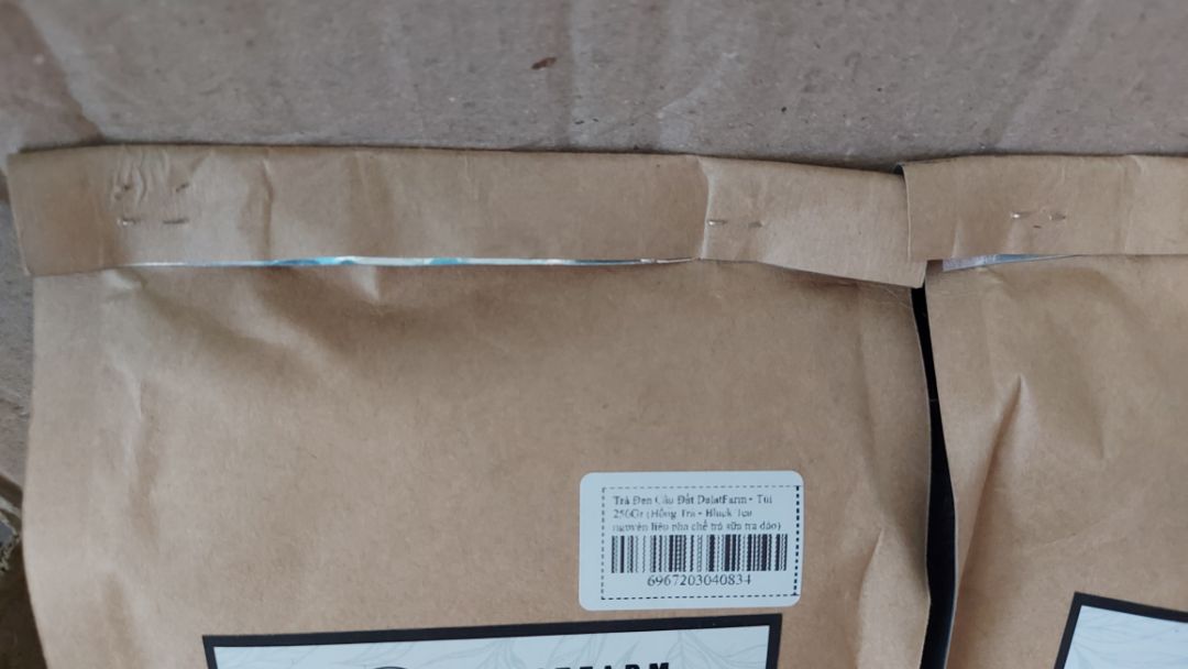 Tuy giao hàng nhanh nhưng đây là lần nhận đầy thất vọng từ shop.
- Tất cả các gói trà (8 gói/đơn) đều không được hàn kín miệng túi (chỉ dùng kim bấm lại như hình).
Mình đâu cần giao gấp mà như vậy.