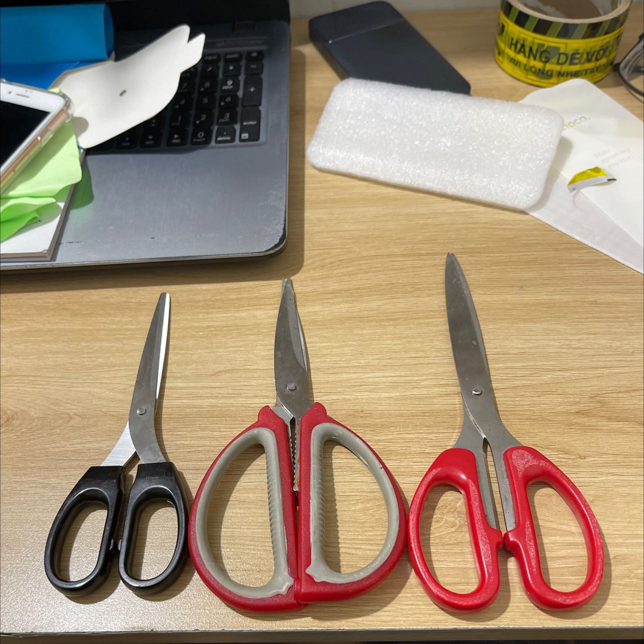 Kéo mới nhỏ gọn, cắt giấy, băng keo đồ ổn. Mới thì vẫn còn ngon, sử dụng lâu dài thì chưa rõ, nhìn tổng quan với giá tiền như vậy là hợp lý rồi ạ.