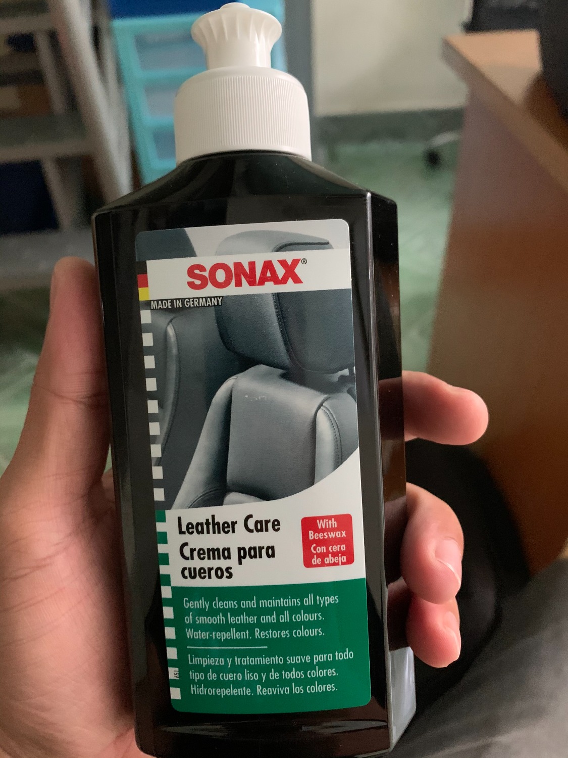 Đã dùng chai thứ 2 cho ghế tiệm tóc nhà mình. Chai này dùng được nhiều loại da, chỉ cần một chút nhỏ lên khăn mềm là sử dụng rất hiệu quả.
À, chai này không dùng cho da lộn, nhung nhé mn