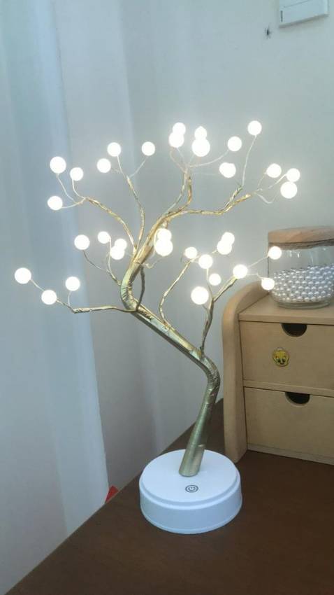 Tự thiết kế theo ý của mình, đèn khá sáng Phần chân đế chưa được tinh tế lắm. Nhưng bù lại phần đèn vàng ấm, sáng rõ cả khi bật và tắt đèn phòng