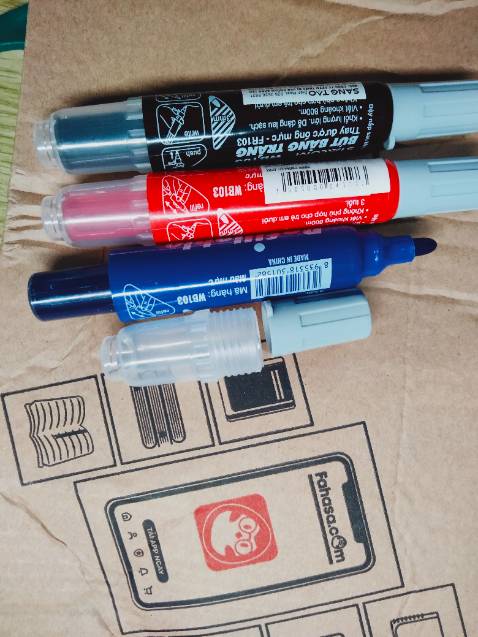 So sánh với loại gxin thì bút lớn hơn nhiều, tuy nhiên vỏ bút hơi mỏng, vặn mở thay mực không dám mạnh tay.