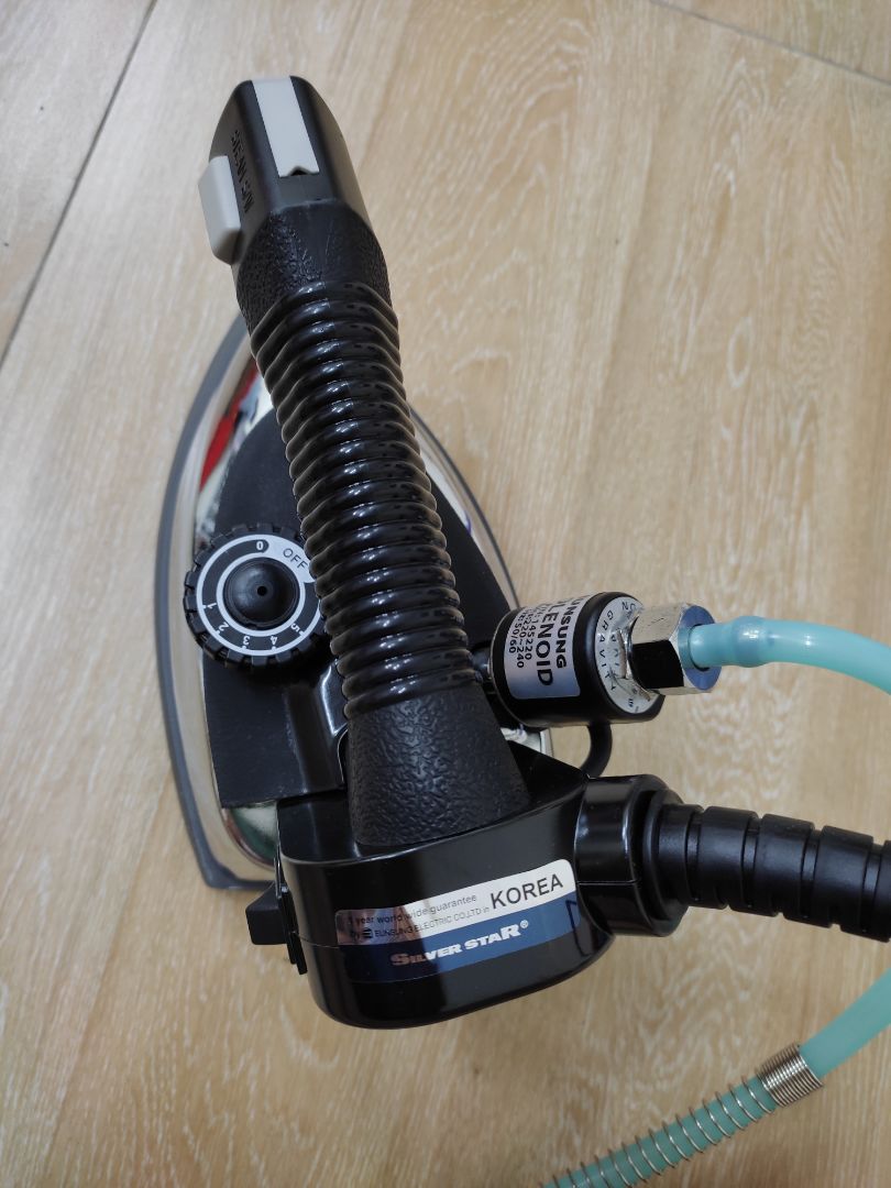 Bàn ủi tuy giá hơi cao nhưng chính hãng, chất lượng đẹp đẽ, sắc sảo, cầm nặng trịch luôn.