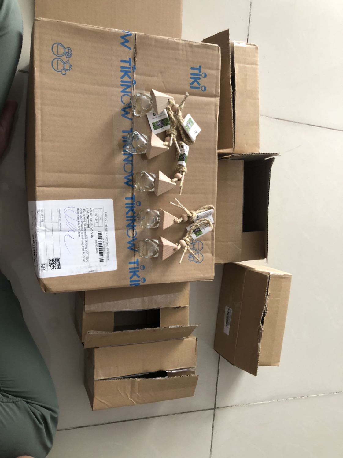 Nhận dc 5 chai tinh dầu ko biết nói sao... cạn lời. Lỗi từ Tiki hay Chang Store???  Đặt mua tông đơ cắt tóc, cố say tiêu, thẻ học tiếng anh, bao trùm máy giặt & tinh dầu thơm.... không thấy sản phẩm đâu. Xem lại cách làm việc giúp.