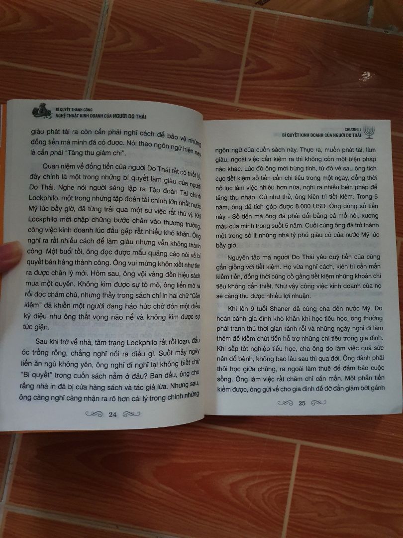 k hài lòng lắm sách bị rách bên hông như trong hình. nội dung chưa đọc nên chưa biết, trang giấy k đc mịn lắm hơi thô, sần sừi.
