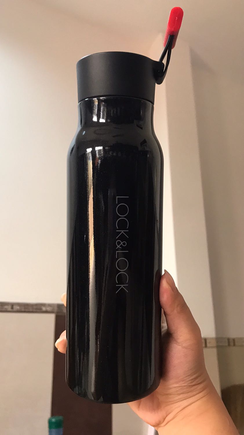 Tiki giao hàng khá nhanh, sau 1 ngày là nhận được. Còn được tặng kèm 1 dãy tag để ghi tên lên nữa. Bình xài chất lượng, giữ nhiệt tốt, lúc nhận bình trộm vía mình không nghe mùi nhựa gì hết. Bình khá là dễ trầy nên high recommend các bạn nên mua màu đen, vừa sang vừa sạch. Thế thôi, chất lượng ??