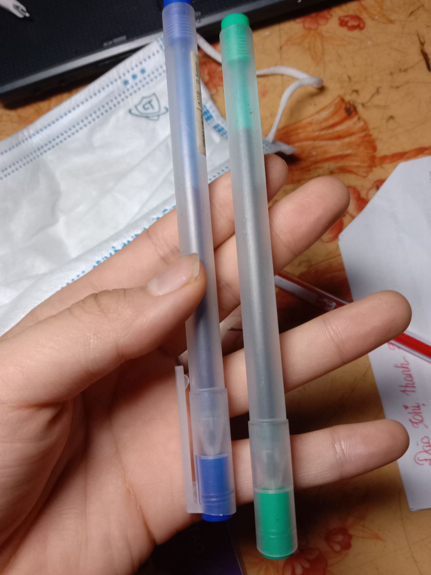 cây màu xanh lá lâu lâu mới hơi tắc mực một xíu còn cây màu xanh nước thì viết rất trơn mượt đẹp không thấm vở...😙😙😙