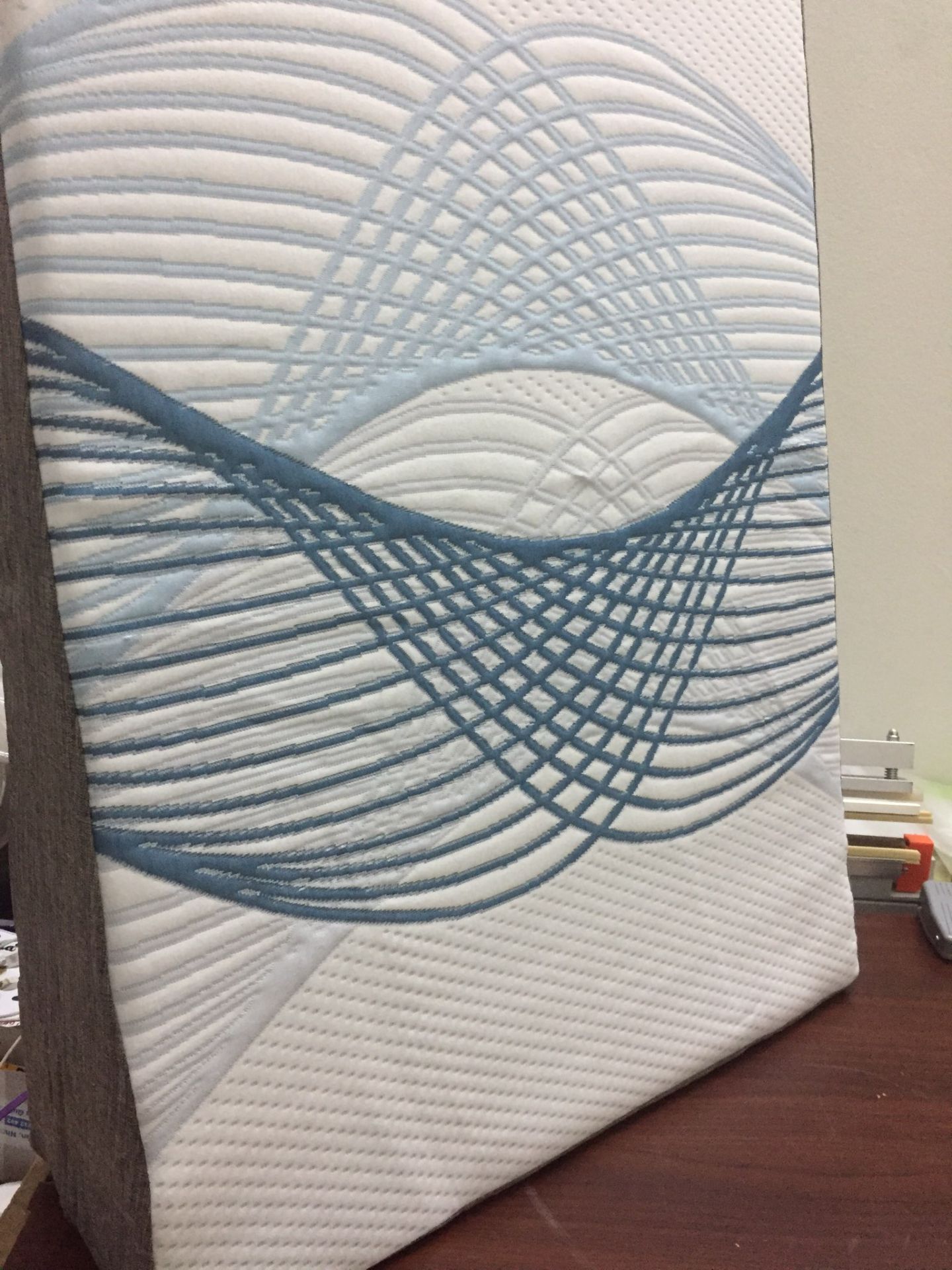 Gối rất lớn nha mọi người, gọi là đệm luôn cũng được, đóng trong túi PVC rất gọn, có tem chống hảng giả luôn, túm lại là rất cẩn thận. Mới nằm được mấy hôm thấy cũng dễ chịu lắm. Đáng tiền đáng tiền