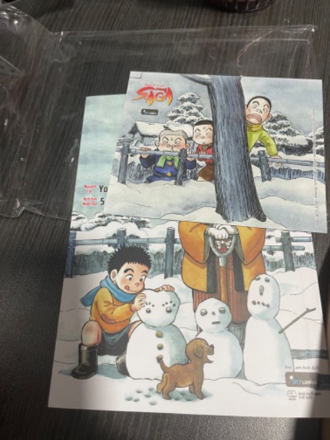 cái tấm bưu ảnh (post card) bên trong truyện tập 9 này không có nha TiKi. Đề nghị tìm & gửi lại cho tôi ngay. Tôi có gửi ảnh cuốn 10 và bưu ảnh của cuốn số 10 để làm ví dụ. Truyện không seal luôn.