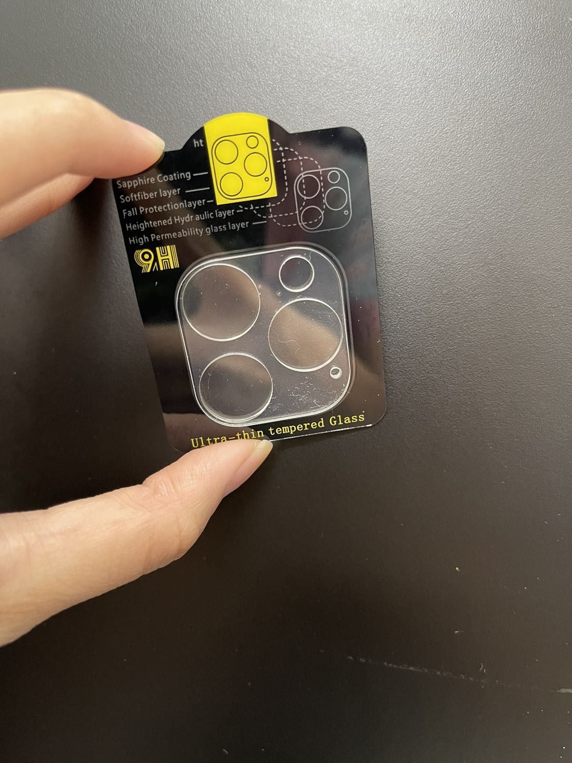 Miếng dán bị dính keo, và có dấu vân tay nên khi mình gỡ ra dán thì  miếng dán rất mờ và co sẵn dấu tay và vết keo , shop vui lòng đổi cho mình miếng khác vì miếng này ko thể sử dụng được