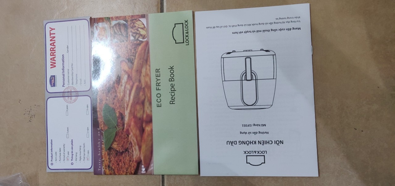Máy được Tiki đóng gói cẩn thận, mẫu mã đẹp, đã chiên thử dĩa đậu hủ ăn rất ngon (để nhiệt độ 200, thời gian 15ph).
Thể tích 5.2L nên hơi to, lúc chiên thì có ngửi thấy mùi nhựa như một số bạn nhận xét nhưng sau đó vẫn dùng ổn.
Bé ở nhà thích ăn đồ chiên dòn nên sắm về sử dụng lâu dài.