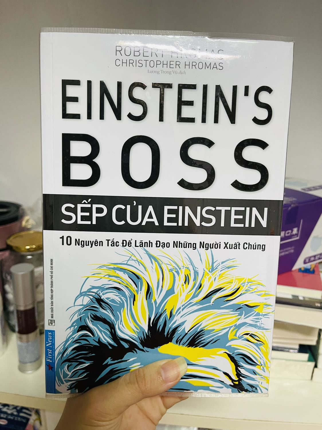 Mua lúc sale, giá rẻ, bìa bọc xinh xẻo nd thì chưa đọc ?? bh đọc sẽ đánh giá lại sau ^^